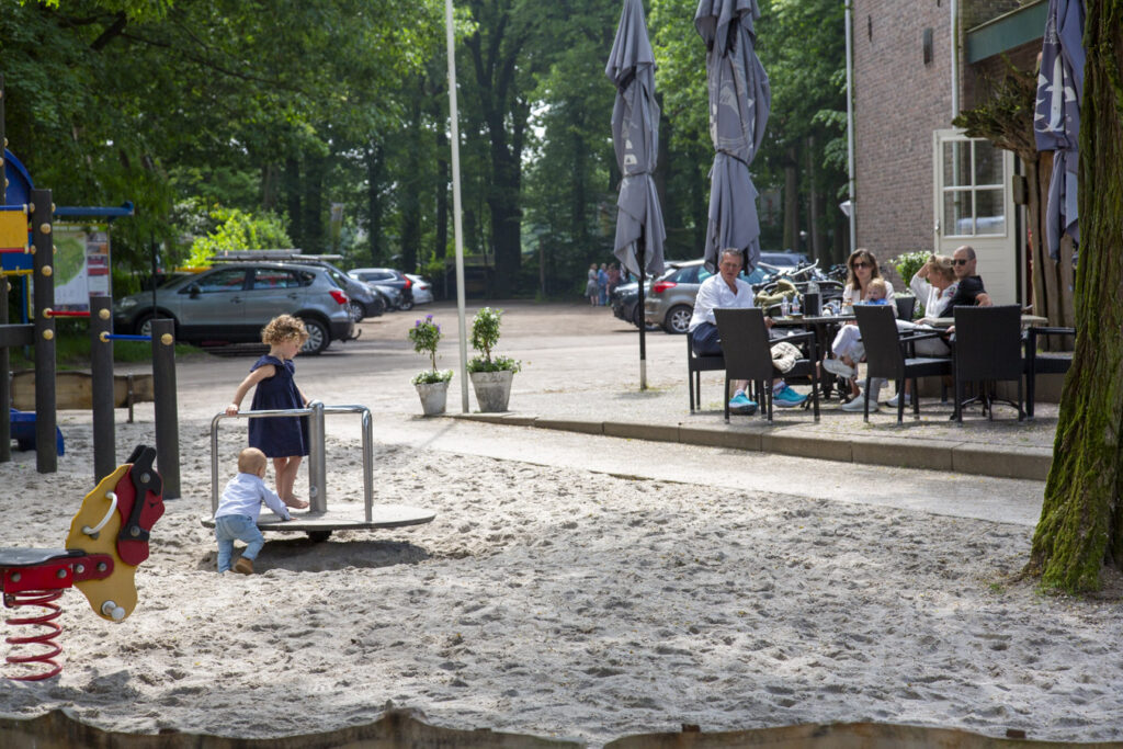 restaurant met speeltuin panningen