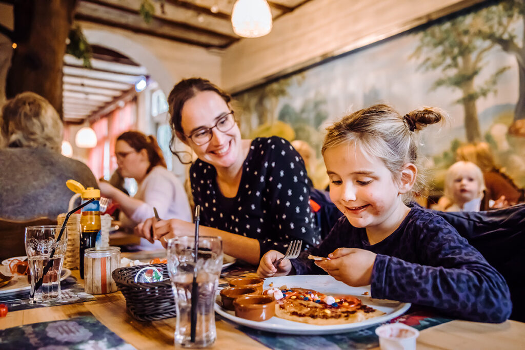 pannenkoeken eten met het hele gezin
