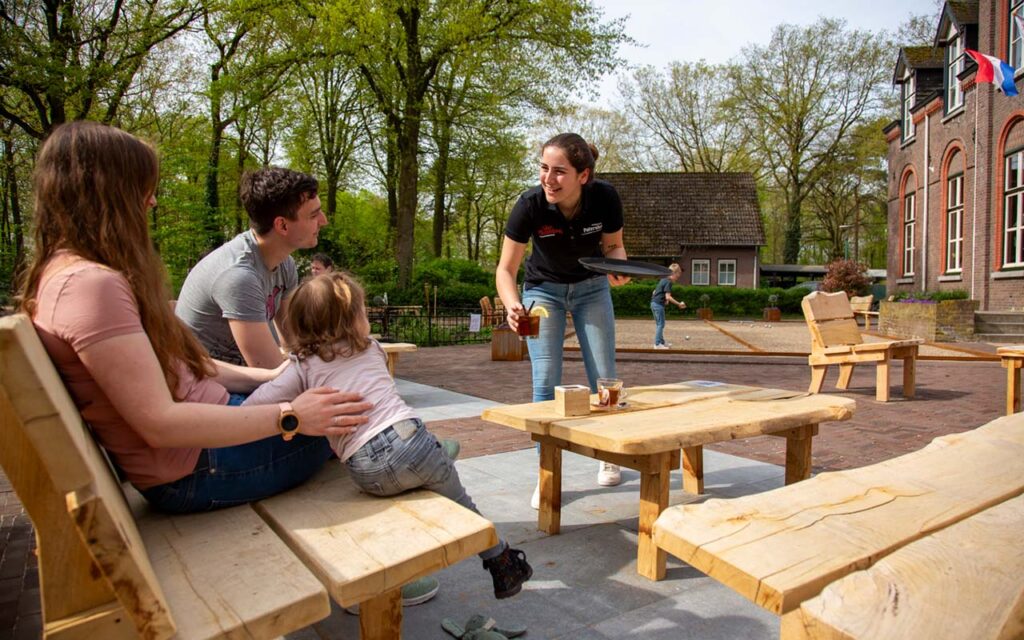 lunchen en pannenkoeken eten in panningen